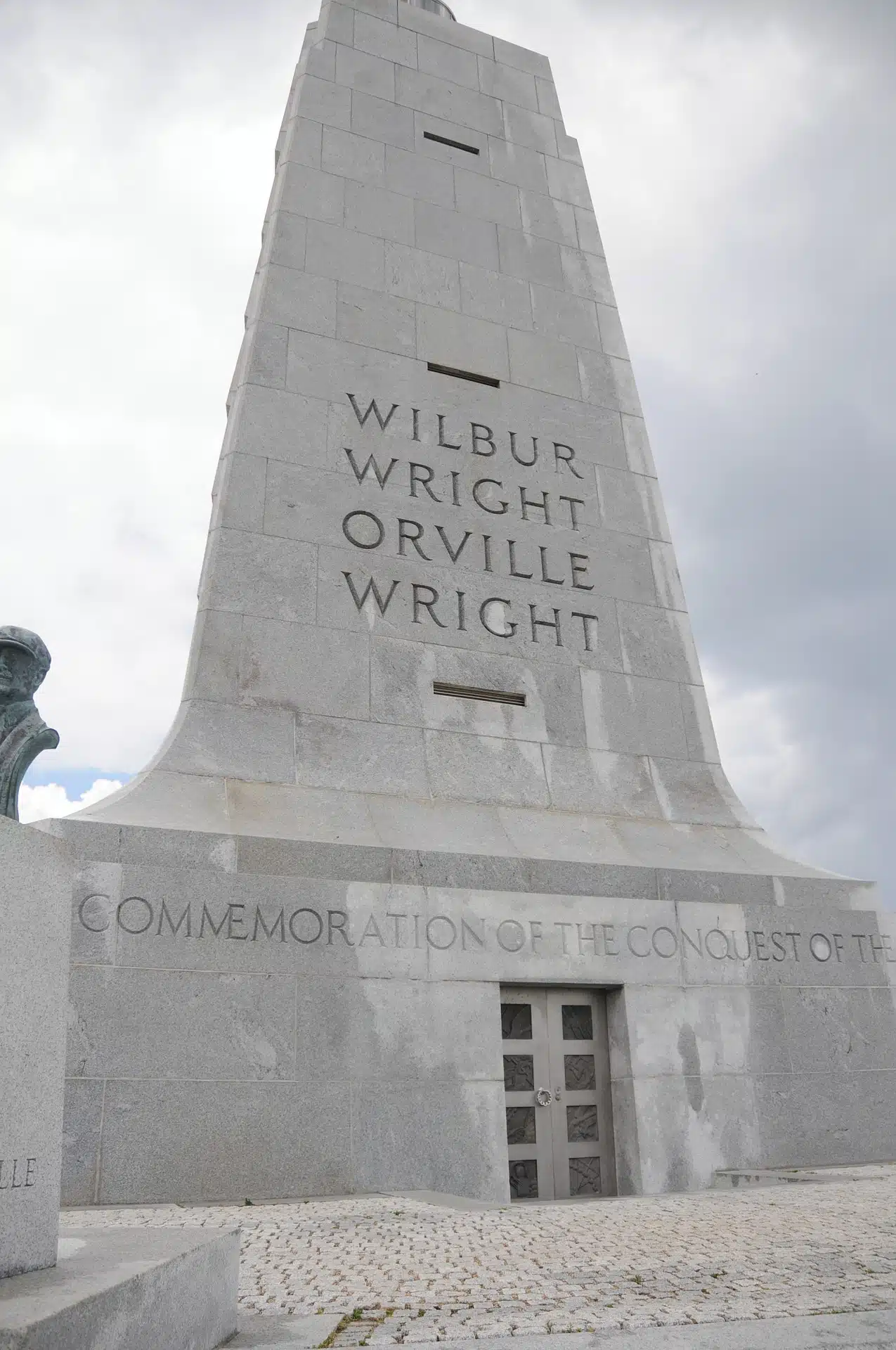 A white monolith reading Wilber Wright and Orville Wright