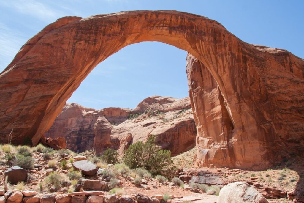A thick freestanding rock arch